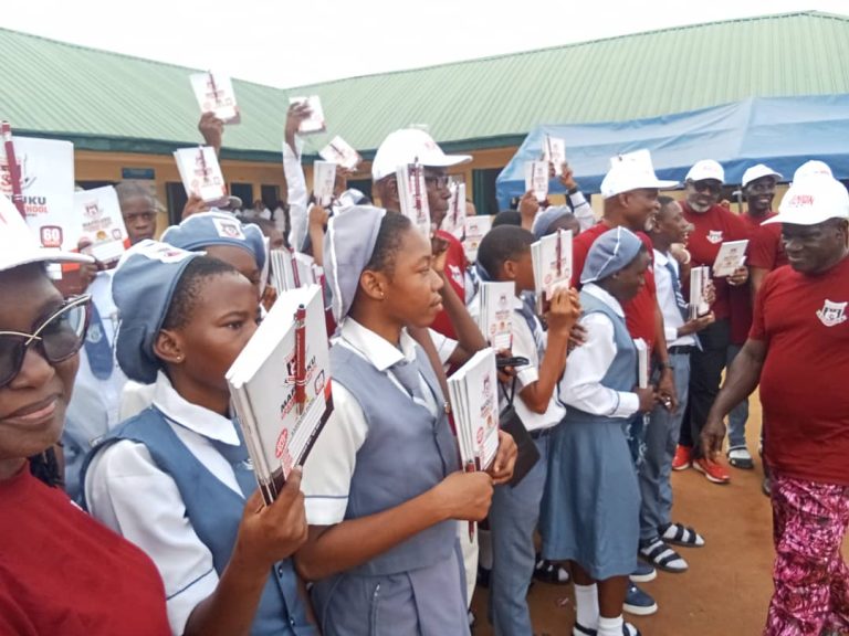 MAFOGRAMS ’85 SET EQUIPS SCHOOL’S ICT CENTRE AT 40TH ANNIVERSARY CELEBRATION.